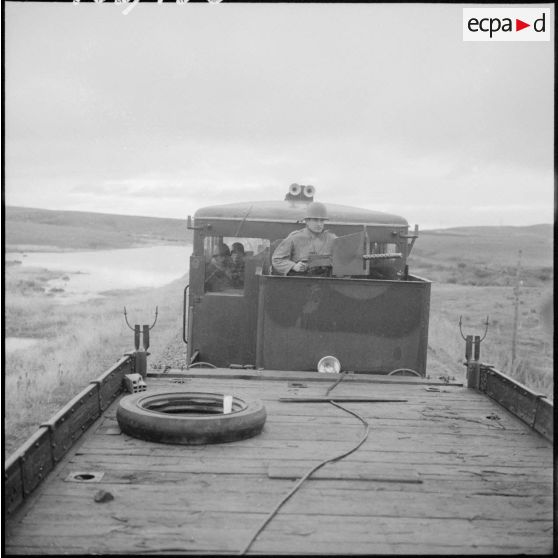 Surveillance de la voie ferrée sur la ligne Alger-Constantine. A l'avant de la draisine, un mitrailleur en permanence.