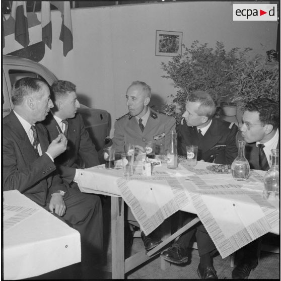 Cérémonie officielle des démobilisés métropolitains en Algérie. Des autorités pendant le repas.