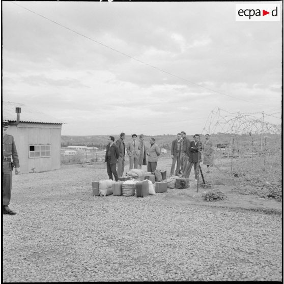 Maison-Blanche. Centre de Transit et de Triage du GT 160. Les détenus avant leur sortie du camp.