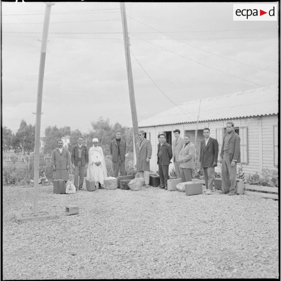 Maison-Blanche. Centre de Transit et de Triage du GT 160. Les détenus avant leur sortie du camp.