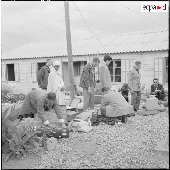 Maison-Blanche. Centre de Transit et de Triage du GT 160. Fouille des bagages.
