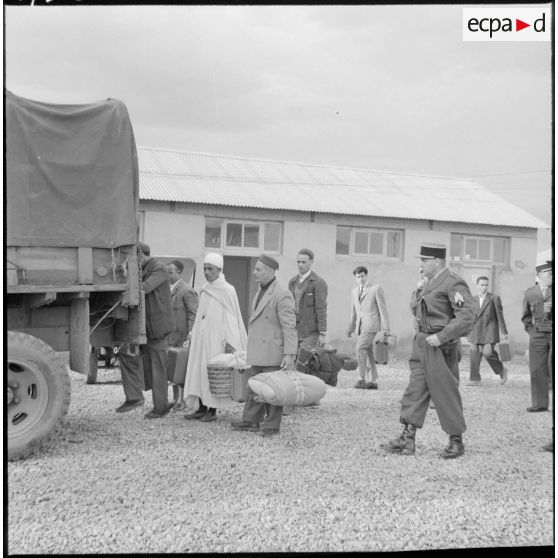 Maison-Blanche. Centre de Transit et de Triage du GT 160. Embarquement des bagages à bord d'un camion GMC (General Motors Company).