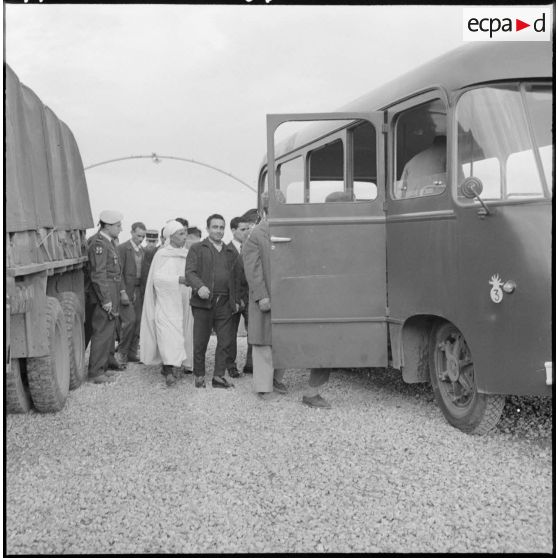 Maison-Blanche. Centre de Transit et de Triage du GT 160. Embarquement des libérés dans le car.