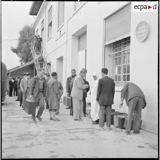 Arrivée à l'escale militaire de Maison-Blanche.