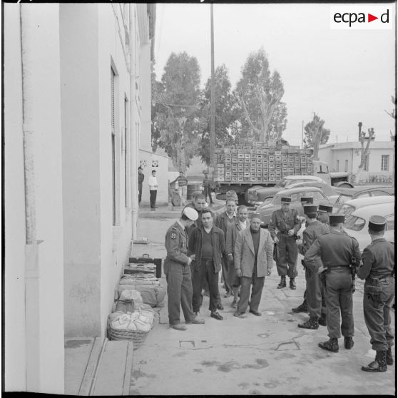 Arrivée à l'escale militaire de Maison-Blanche.