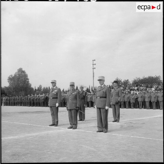 Relizane. Le général Gambiez présente le nouveau chef de corps au 21e RT (régiment de tirailleurs), le colonel de Villaucourt.