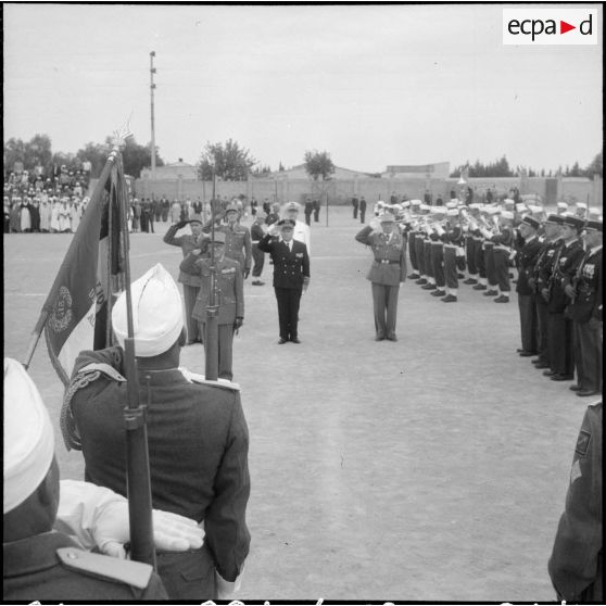 Relizane. Les autorités saluent le drapeau du 21e RT (régiment de tirailleurs).