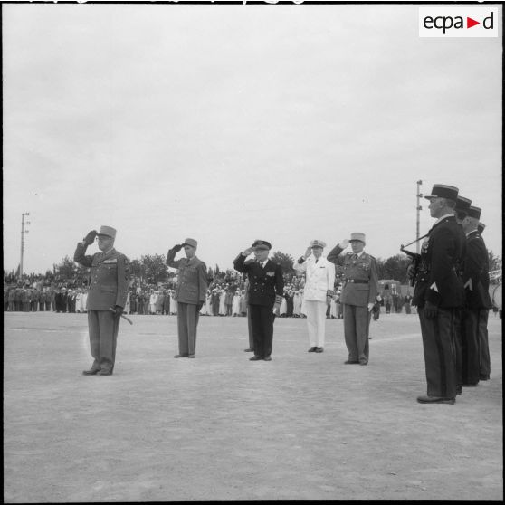 Relizane. Les autorités saluent le drapeau du 21e RT (régiment de tirailleurs).