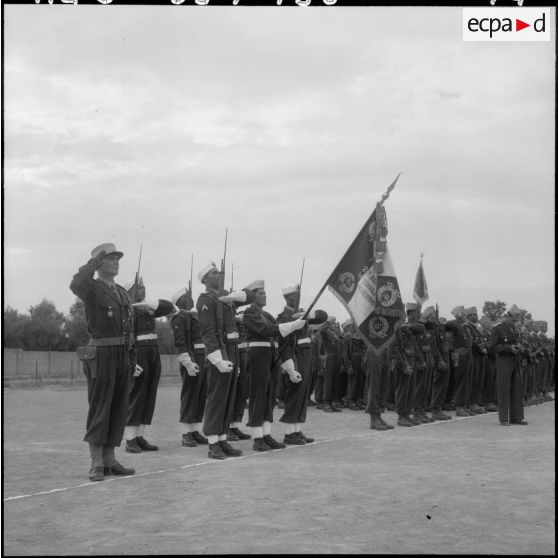 Relizane. Le général Gambiez passe en revue les troupes.