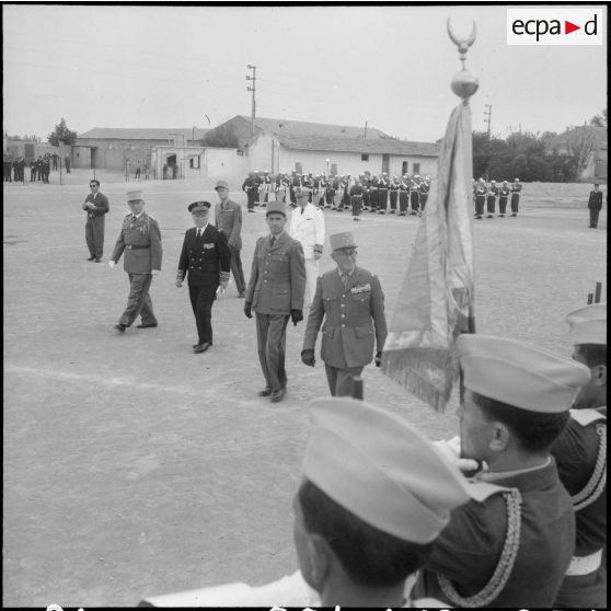Relizane. Le général Gambiez passe en revue les troupes.