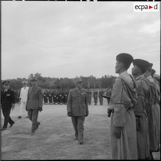 Relizane. Le général Gambiez passe en revue les troupes.
