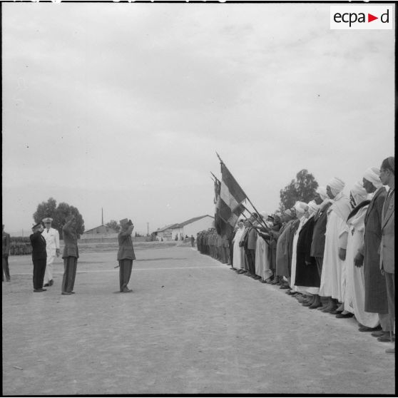 Relizane. Le général Gambiez passe en revue les troupes.