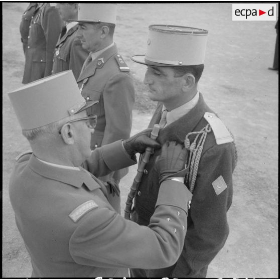 Relizane. Le général Gambiez décore de la Légion d'honneur l'adjudant chef Coste du 21e RT (régiment de tirailleurs).