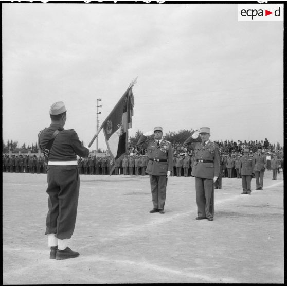 Relizane. Le colonel Terce et le colonel de Villaucourt saluent le drapeau du régiment.