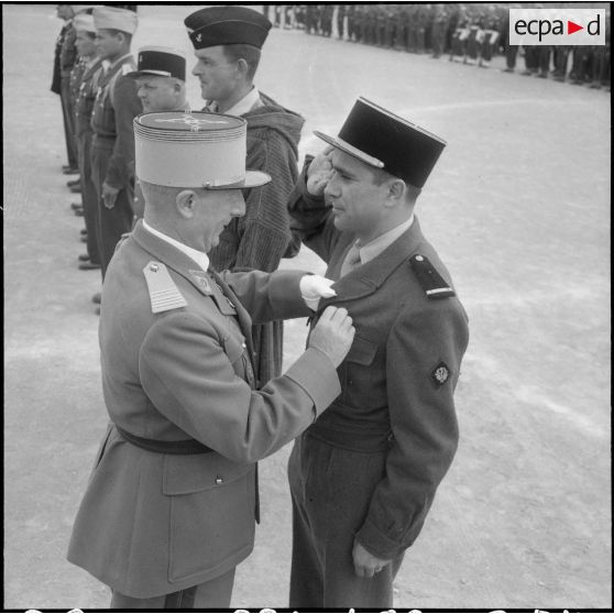 Relizane. Avant son départ le colonel Terce remet la valeur militaire au médecin sous-lieutenant Molinard.