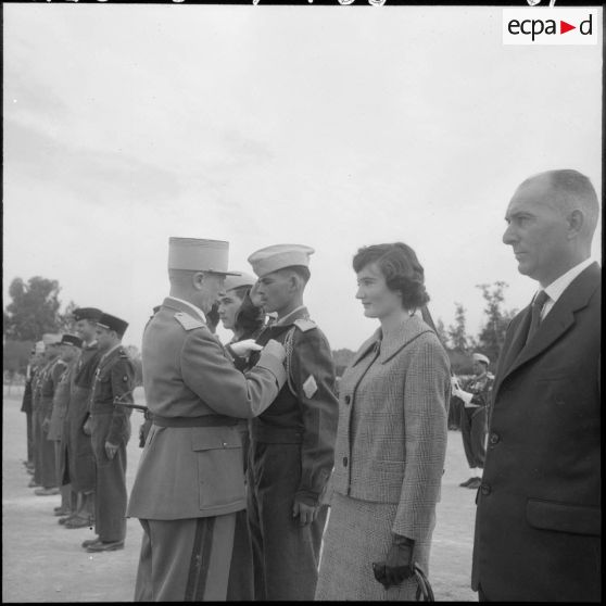 Relizane. Mademoiselle Bertrand, adjointe sanitaire et sociale rurale auxiliaire (ASSRA) de Relizane, va recevoir la valeur militaire des mains du colonel Terce.