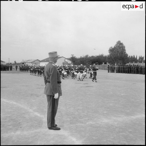 Relizane. Le colonel de Villaucourt, ayant pris le commandement du 21e RT (régiment de tirailleurs) fait défiler ses troupes.