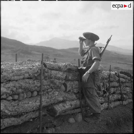Le 1er de classe Guenat Jean (58 I/B), originaire de Saint-Rirand (Loire) et cultivateur dans le civil surveille aux  jumelles la frontière toute proche.