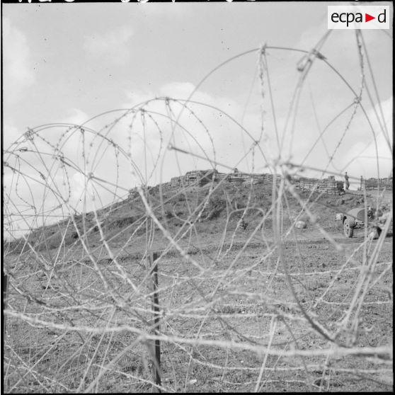 A travers les barbelés qui le protègent, vue du poste.