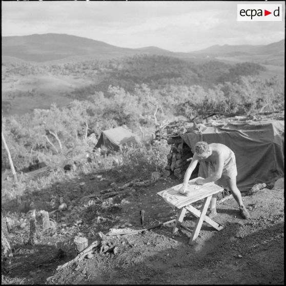 Plan sur le 1er de classe Gouesse Norbert (57 2/C), originaire du Mans (Sarthe) et maçon dans le civil, qui lave son linge.