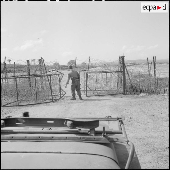 Vue de l'ouverture d'une des portes du barrage situé à quelques kilomètres de la cote 341.