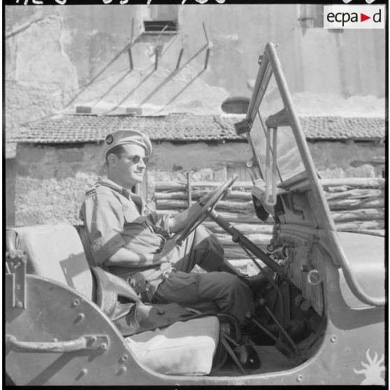 Portrait du sous-lieutenant Chanu, promotion 804 Cherchell, du 25e bataillon de chasseurs alpins (25e BCA) à bord d'une Jeep, près de la Calle.
