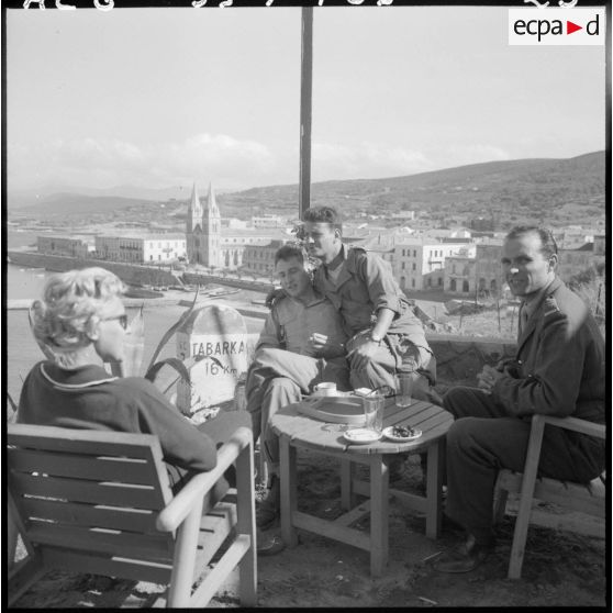 Popote des officiers de la Calle : photographie de groupe.