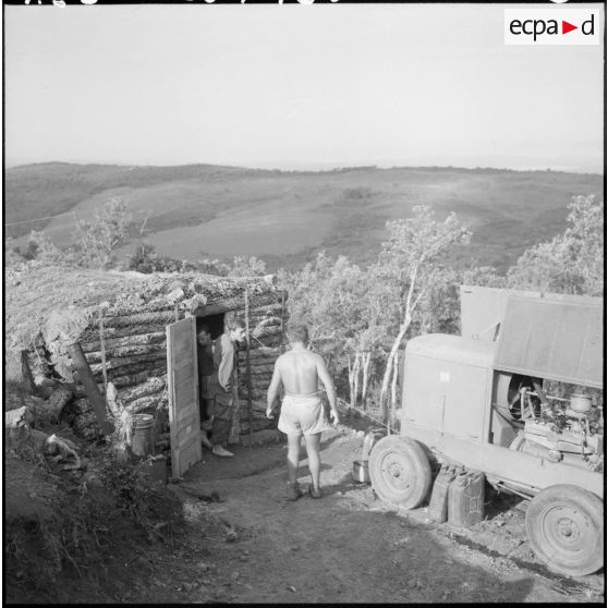 Scène de la vie quotidienne à la cote 341 : un abri près du groupe électrogène.