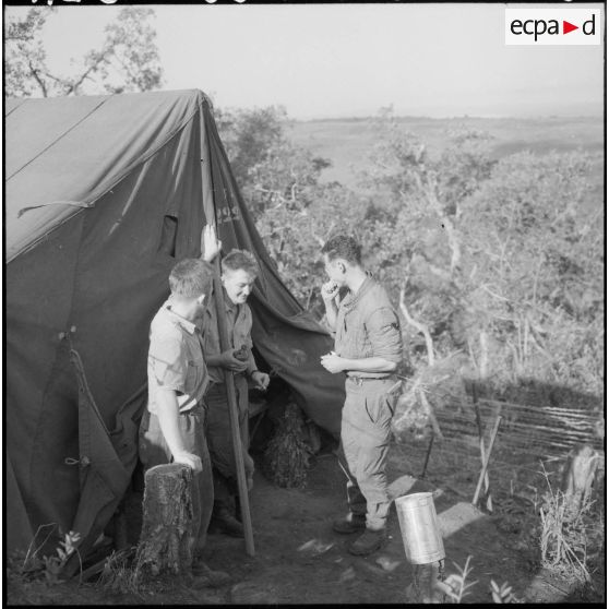 Devant leur tente, de gauche à droite, trois appelés originaires de Marcenod (Loire), cultivateur dans le civil, de Oyonnax (Ain), mécanicien-mouliste, et d'Abbazia (Corse), étudiant.