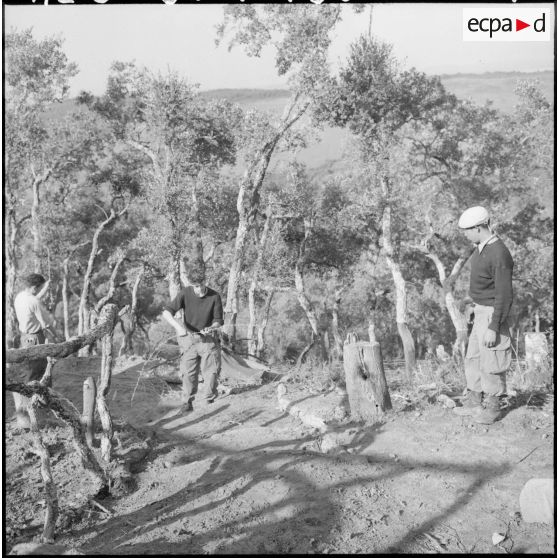 Vue de l'installation du camp en pleine montagne.