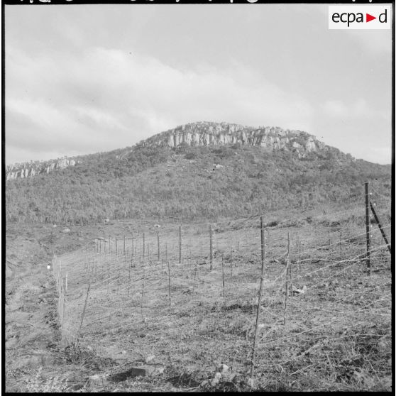 Vue du barrage sur le territoire de Lacroix.