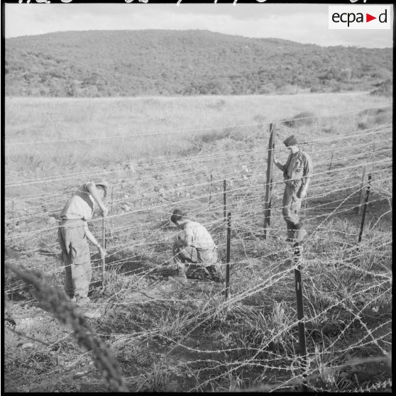 Des sapeurs du Génie achèvent l'installation du barrage avant.