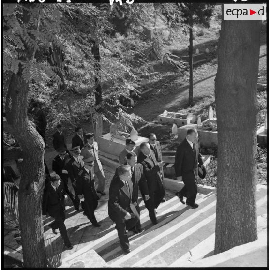 Alger. Cérémonie du 1er novembre 1959. La délégation se rendit au cimetière musulman d'El Kettar.