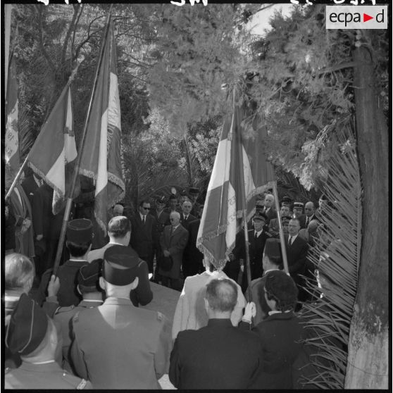 Alger. Cérémonie du 1er novembre 1959. La délégation se rendit au cimetière musulman d'El Kettar.