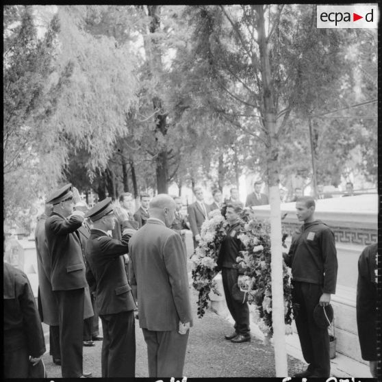 Alger. Les autorités assistent à la cérémonie du 1er novembre 1959 dans un cimetière.