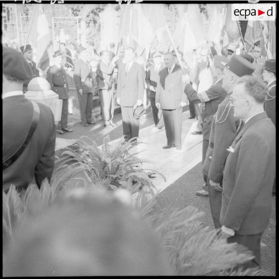 Alger. Cimetière chrétien de Saint-Eugène. Paul Delouvrier et les autorités assistent à la cérémonie du 1er novembre 1959.