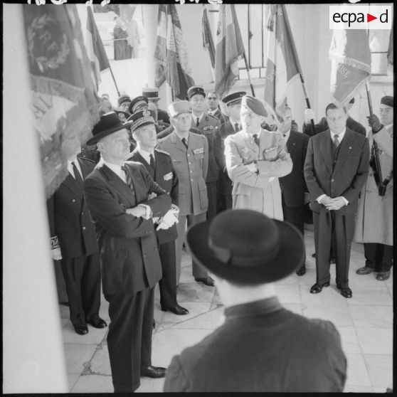 Alger. Cérémonie du 1er novembre 1959. Paul Delouvrier et les autorités se sont rendus au mausolée du cimetière israélite.