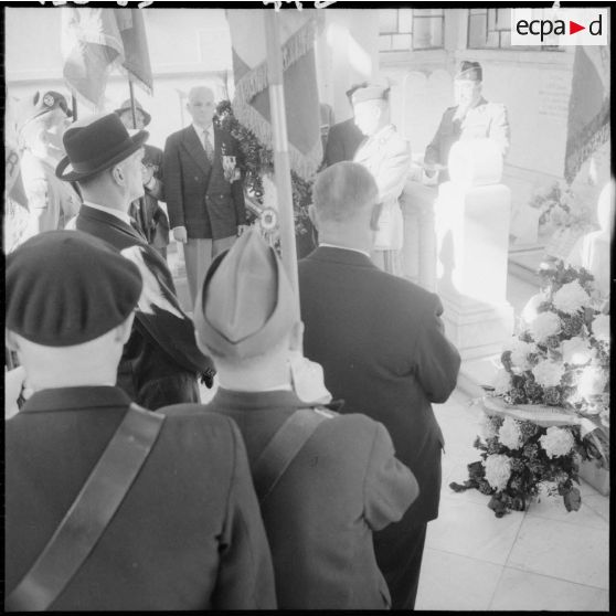 Alger. Cérémonie du 1er novembre 1959. Paul Delouvrier et les autorités se sont rendus au mausolée du cimetière israélite.