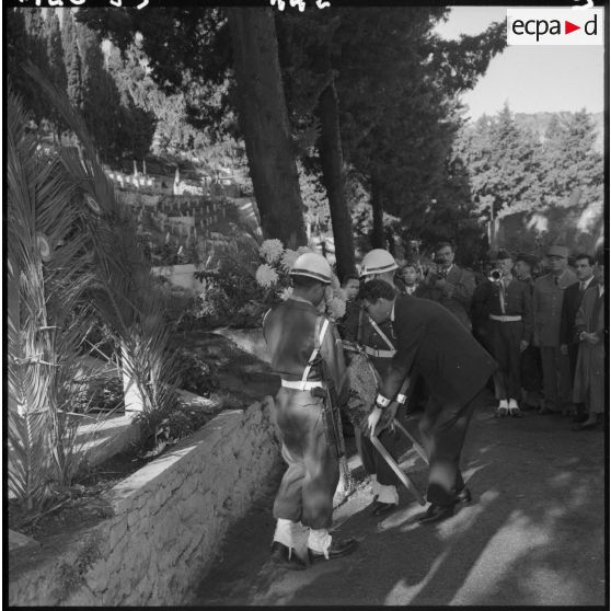 Alger. Cérémonie du 1er novembre 1959. La délégation se rendit au cimetière musulman d'El Kettar.