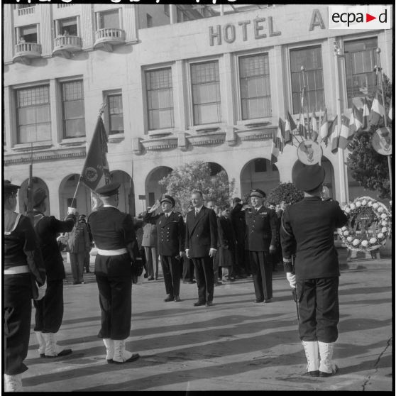 Alger. Stèle aux Marins. Paul Delouvrier, le général Challe et l'amiral Auboyneau saluent les couleurs.