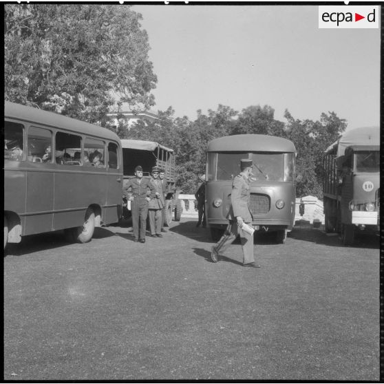 Officiers de réserve montant à bord des bus et des camions pour aller visiter la casbah d'Alger.