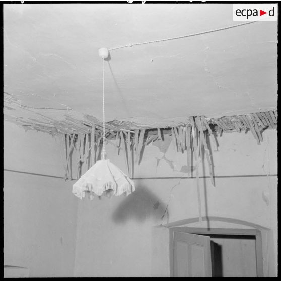 Le village de Bou-Medfa totalement détruit par le séisme : intérieur d'une habitation.