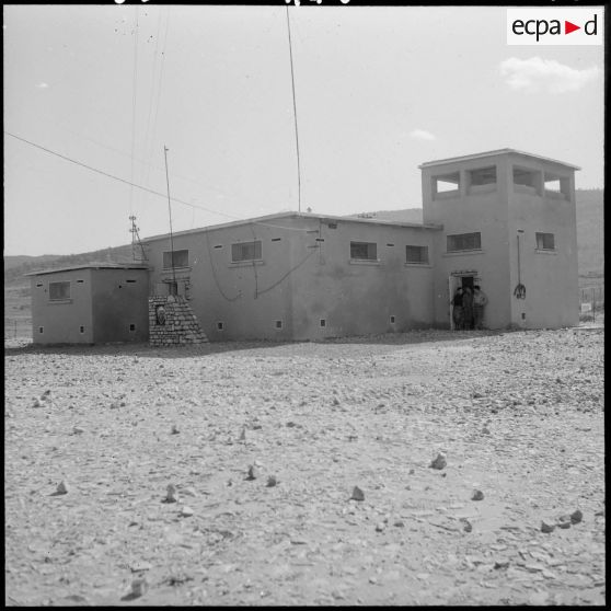 Barrage avant nord à la frontière tunisienne : un poste électrique.