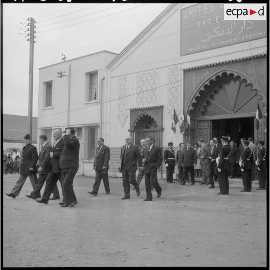 Jumelage du département de la Moselle et du secteur de Blida. La délégation sort d'une Dar-el-Askri ou Maison du combattant.
