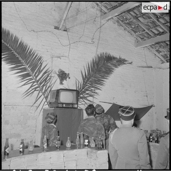 Alger. Ferme Germain. La place du poste de télévision au foyer du commando Kimono 44.