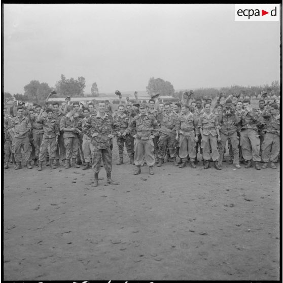 Alger. Ferme Germain. Le départ de l'hélicoptère et la joie des soldats du commando Kimono 44.