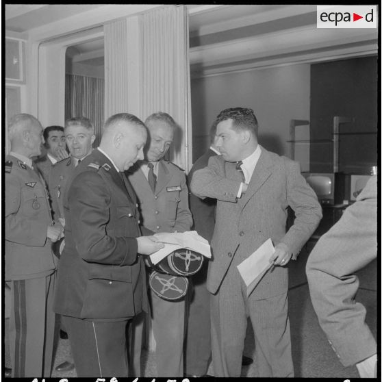 Perception de téléviseurs à Alger par les autorités militaires.