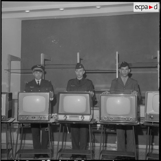 Perception de téléviseurs à Alger par les autorités militaires.