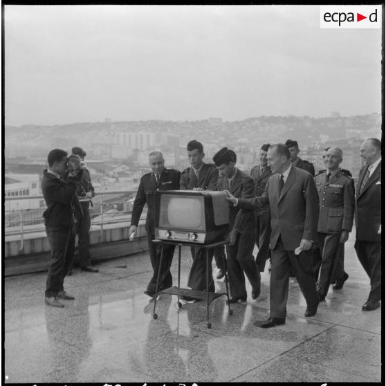 Perception de téléviseurs à Alger par les autorités militaires.