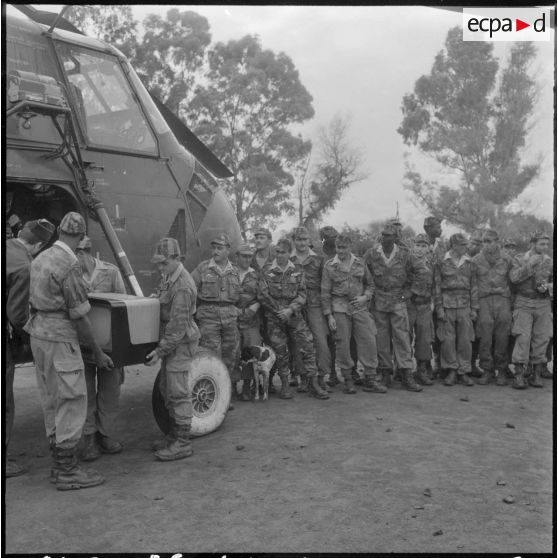 Alger. Ferme Germain. Arrivée du poste de télévision par hélicoptère.